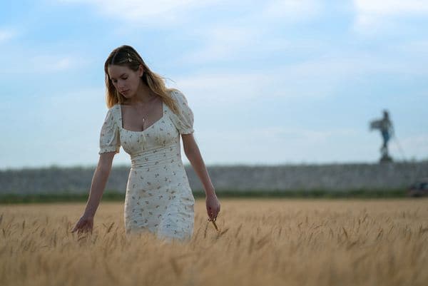 Dylan Penn in Flag Day