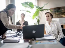 The director of the school, Dr. Böhm (Anne-Kathrin Gummich) with Ms Nowak (Leonie Benesch) and Ms Kuhn (Eva Löbau) in the blouse with yellow stars