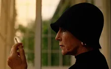 Bille August on Karen Blixen (Birthe Neumann): “You know, she keeps saying that we all play a part in history and you had to wear the mask that the history demands.”