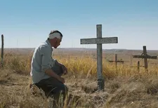 Brady Blackburn (Brady Jandreau) at his mother's gravesite in The Rider