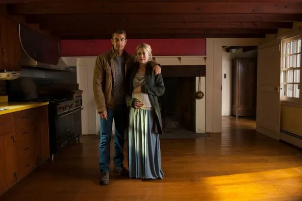 Theo James and Dakota Fanning in Franny
