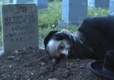 Shmuel (Géza Röhrig) at his wife's grave in To Dust
