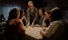 Lume (Adriana Matoshi) shows her jewelry to Nazmije (Kumrije Hoxha), Fahrije (Yllka Gashi), Emine (Molikë Maxhuni), Edna (Blerta Ismaili), and Mihrie (Valire Haxhijaj Zeneli)