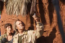 Kate (Alli Willow) with Willy (Chris Doubek) in Bacurau