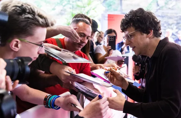 Jesse Eisenberg on autograph duty in Karlovy Vary