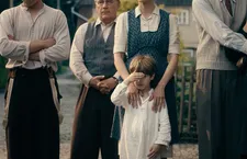 Young Kurt (Cai Cohrs) with his father Johann (Jörg Schüttauf) and family.