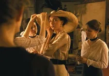 ‪László Nemes‬: "The hat store is for me a place of illusions, the way a civilization is etherizing itself. In a very nice way."