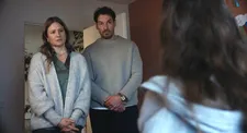 Julia (Julia Jentsch) und Tobias (Felix Kramer) are flabbergasted at their daughter’s (Laeni Geiseler) new powers