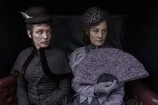 Lady-in-waiting Marie Festetics (Katharina Lorenz) with Empress Elisabeth (Vicky Krieps)