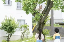 Chizu (Kumi Hyodo) with children