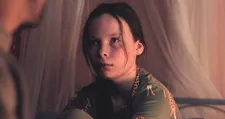 Marielle (Laeni Geiseler) in her giraffe pyjamas
