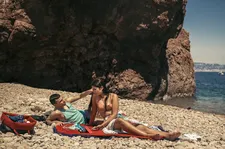 Dodo (Lakdhar Dridi) with Naïma (Mina Farid) on the beach