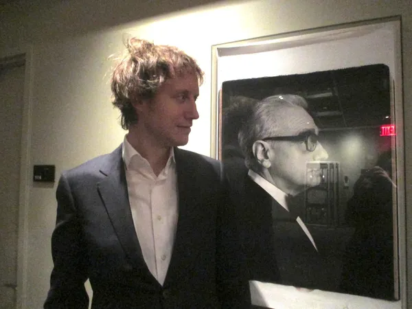 László Nemes‬ (looking at Martin Scorsese) on the stiff collar worn by Írisz in Sunset, costumes by Györgyi Szakács: "And it goes down with the film."