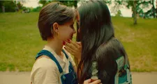 Jeanne (Léa Moret) with Elise (Elise Tilloloy) after a Tarot reading in Les Buttes Chaumont.