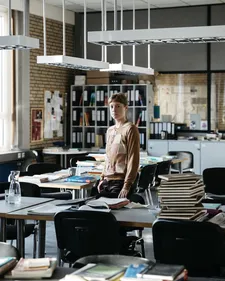 Carla Nowak (Leonie Benesch) in the teachers' lounge in her square-patterned cardigan