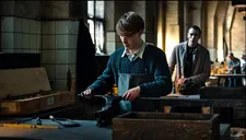 Cioma (Louis Hofmann) at work