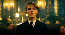 Cioma (Louis Hofmann) hiding in the midst of people