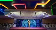 Richie Bravo (Michael Thomas) performing