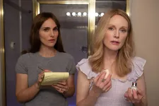 Elizabeth Berry (Natalie Portman) with Gracie Atherton-Yoo (Julianne Moore) in May December