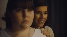 Simi (Nina Katlein) with her aunt Claudia (Pia Hierzegger)