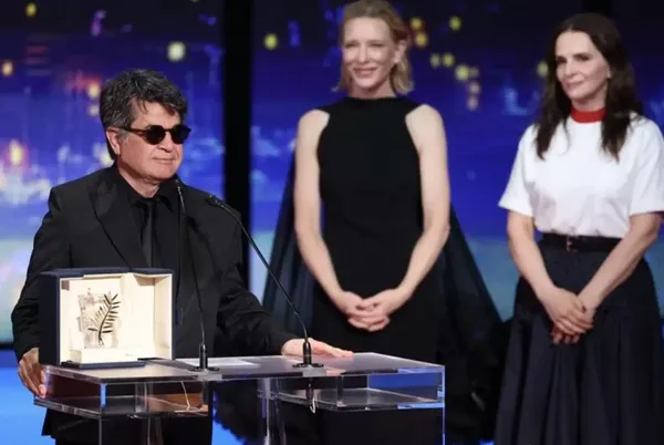 Jafar Panahi with his Palme d'Or for A Simple Accident