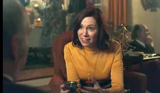 Lydia Crane (Carrie Preston) having a drink with Paul Hunham (Paul Giamatti)) at her Christmas Eve party