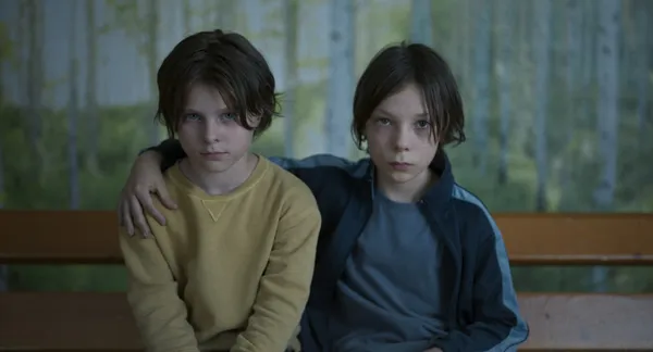 Nora (Maya Vanderbeque) faces a moral dilemma when her brother Abel (Günter Duret) starts to be bullied