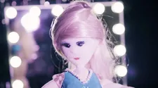 Ronni Thomas on the puppets by Geppetto Studios: “The girl-puppet is a metaphor for people who just buy products mindlessly …”