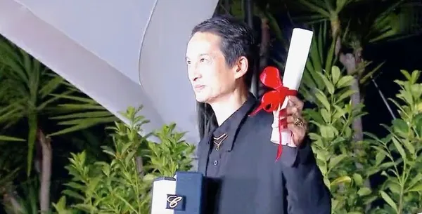 Trần Anh Hùng proudly holds his best director award from last year’s Cannes Film Festival: 'I have the feeling that the polemic was whipped up by the producers of Justine Triet’s film. They behaved abominably and insulted me …'