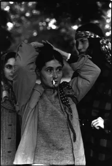 Twyla Tharp putting her hair up with dancers in Central Park during the filming of Miloš Forman’s Hair