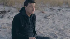 Tom (Finn Wittrock) in Westhampton