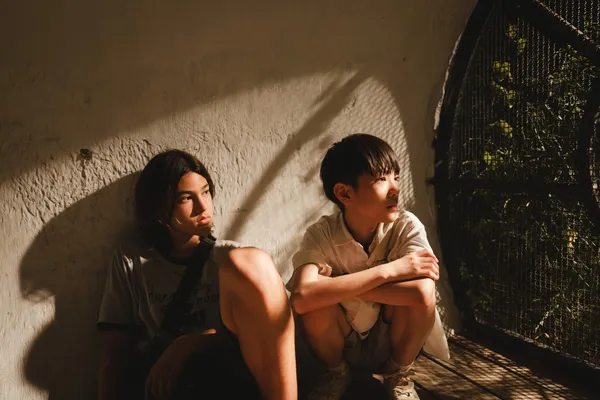 Jun (Aloysius Looi) and Jasper (Jayden Wang), who became friends in real life over the course of the shoot