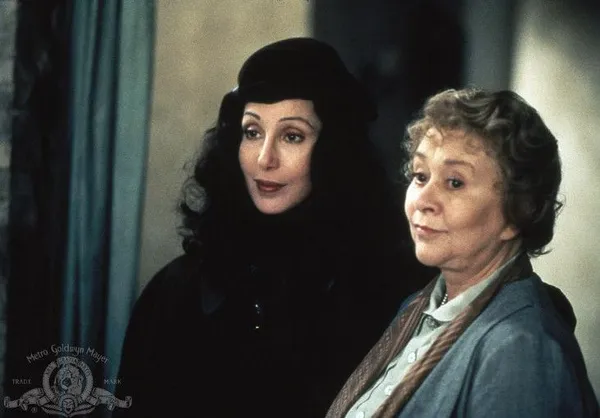Joan Plowright alongside Cher in Tea With Mussolini